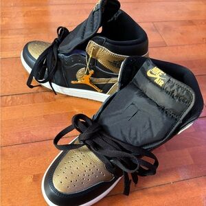 Air Jordan 1 Retro High OG
"Black and Gold"